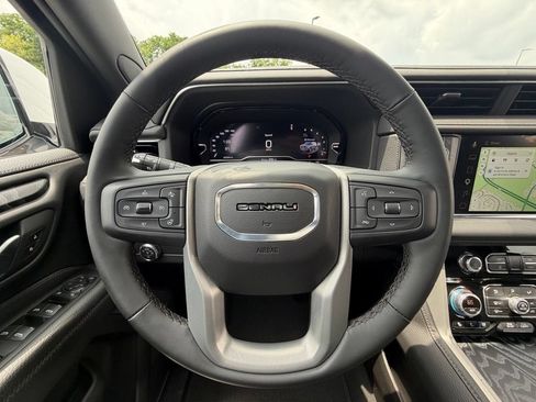 Used 2023 GMC Yukon XL Denali AWD/4WD image 10