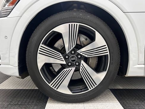 Used 2019 Audi e-tron Prestige w/ Prestige Package AWD/4WD image 8