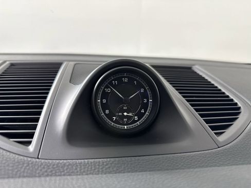 Certified 2022 Porsche Macan AWD/4WD image 28