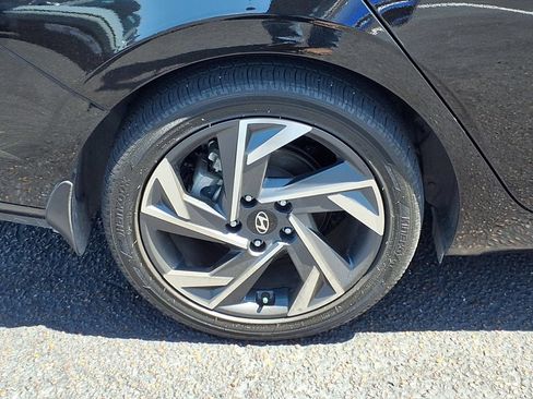 Used 2025 Hyundai Elantra Limited FWD image 9
