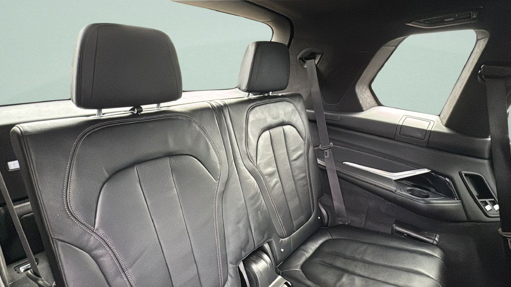 Used 2020 BMW X7 M50i w/ Dynamic Handling Package AWD/4WD image 22