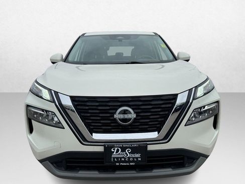 Used 2023 Nissan Rogue SV image 2