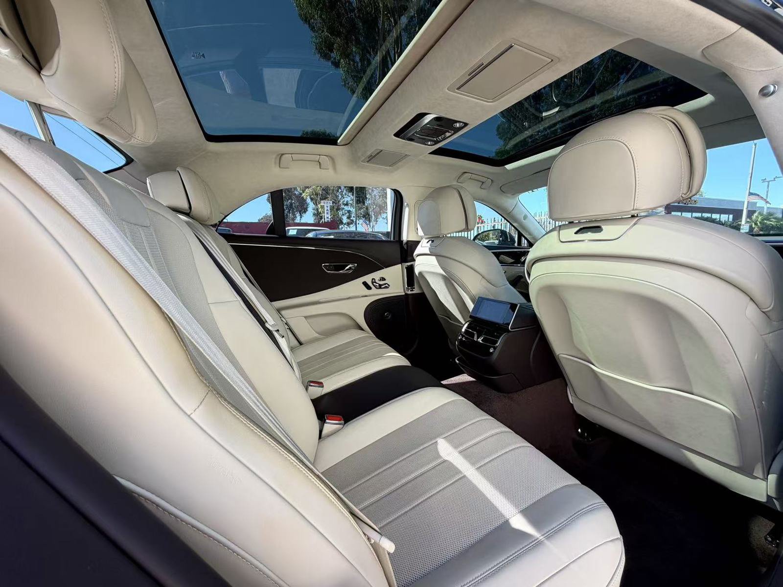 Used 2022 Bentley Flying Spur Plug-In Hybrid AWD/4WD image 13