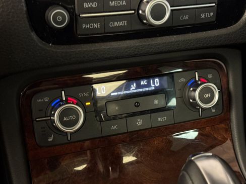 Used 2014 Volkswagen Touareg TDI image 20