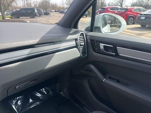 Used 2023 Porsche Cayenne Platinum Edition AWD/4WD image 31