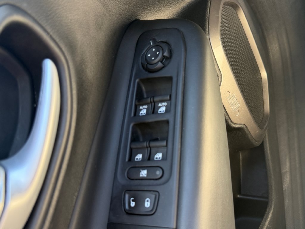 Used 2023 Jeep Renegade Latitude AWD/4WD image 23