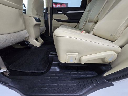 Used 2015 Toyota Highlander XLE FWD image 12