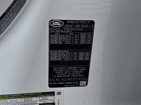 New 2025 Land Rover Discovery Dynamic SE image 29