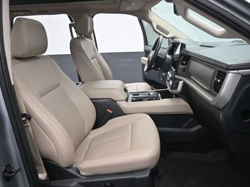 Used 2022 Ford Expedition XLT RWD image 14