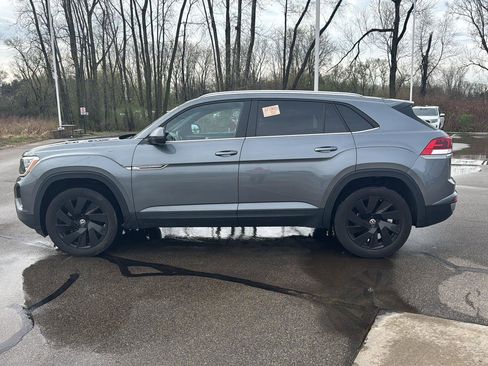 Used 2024 Volkswagen Atlas Cross Sport SE w/ Panoramic Sunroof Package image 2