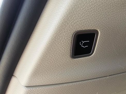 Used 2023 Chrysler Pacifica Touring-L FWD image 21