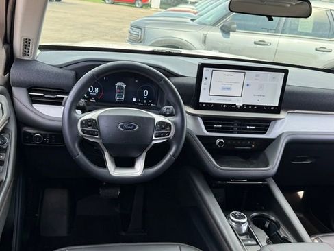 Certified 2025 Ford Explorer Active w/ Active Comfort Package AWD/4WD image 8