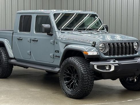 Used 2025 Jeep Gladiator Sport AWD/4WD image 7