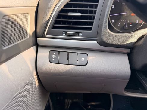 Used 2017 Hyundai Elantra SE FWD image 23