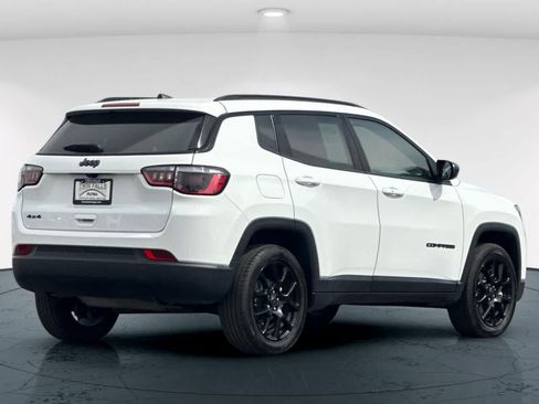 Used 2025 Jeep Compass Latitude w/ Convenience Group AWD/4WD image 2