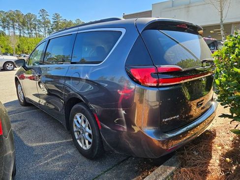 Used 2022 Chrysler Pacifica Touring-L image 3