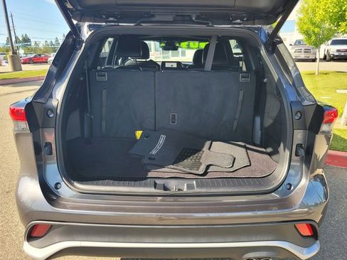 Used 2023 Toyota Highlander XSE FWD image 11
