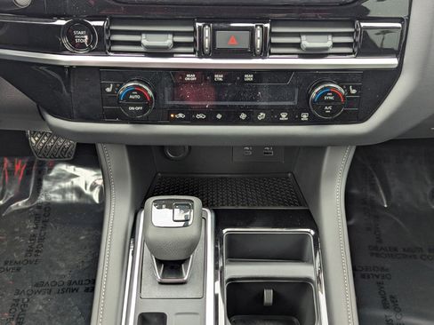 New 2025 Nissan Pathfinder SV image 18