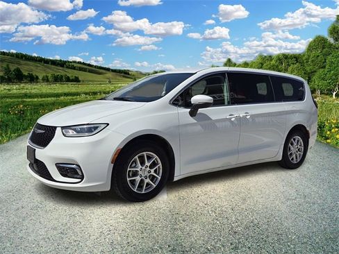 Certified 2023 Chrysler Pacifica Touring-L image 2