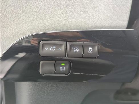 Used 2021 Toyota Prius XLE image 23