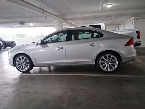 Used 2018 Volvo S60 T5 Inscription image 2