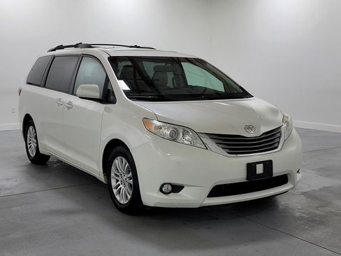 Used 2015 Toyota Sienna XLE FWD image 2