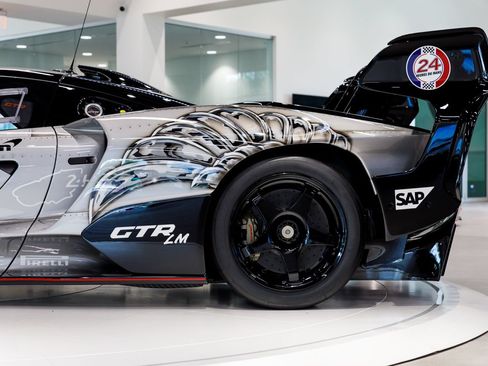 Used 2020 McLaren Senna RWD image 11