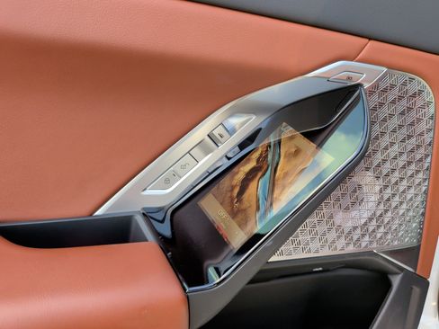 Certified 2023 BMW 760i xDrive w/ Executive Package image 39