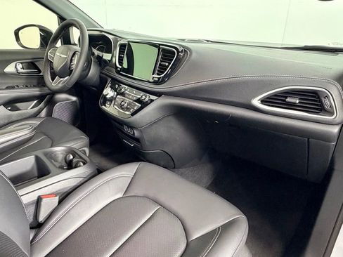 Used 2025 Chrysler Pacifica Select FWD image 28
