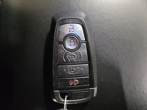 Used 2020 Ford Explorer XLT w/ Equipment Group 202A AWD/4WD image 32