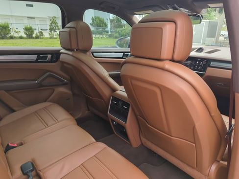Used 2023 Porsche Cayenne image 23