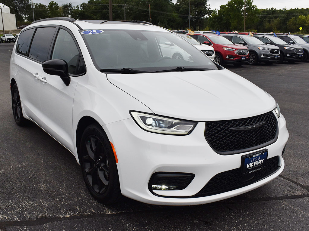 Used 2025 Chrysler Pacifica Limited FWD image 16