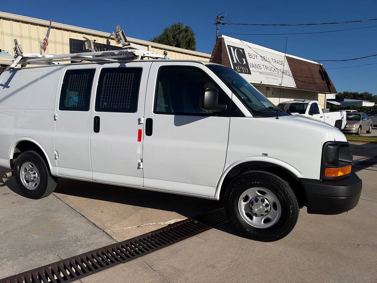 Used 2015 Chevrolet Express 2500 RWD image 4