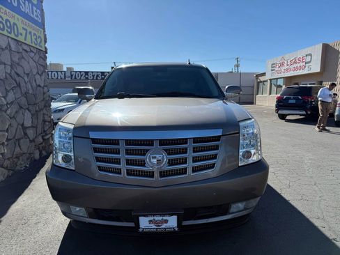 Used 2012 Cadillac Escalade Luxury image 3