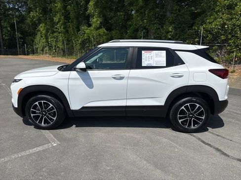 Used 2024 Chevrolet TrailBlazer LT FWD image 2