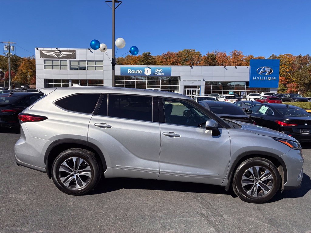 Used 2021 Toyota Highlander XLE AWD/4WD image 8
