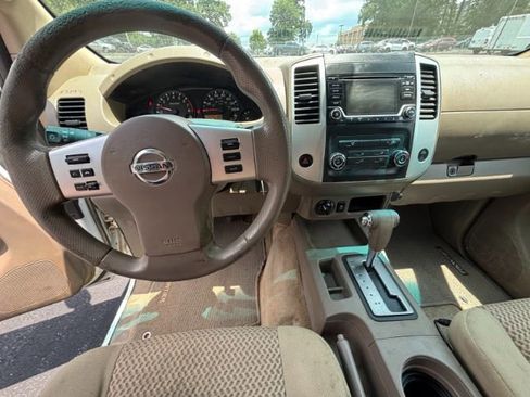 Used 2015 Nissan Frontier SV image 16