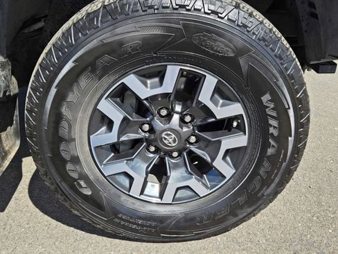 Used 2020 Toyota Tacoma TRD Off-Road AWD/4WD image 11