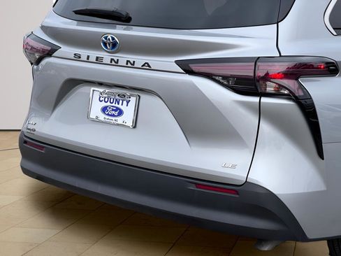 Used 2025 Toyota Sienna LE image 42