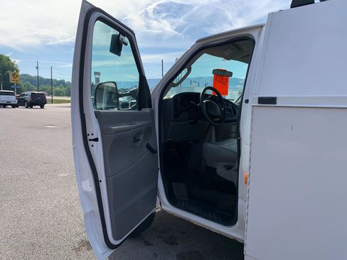Used 2006 Ford E-350 and Econoline 350 Super Duty RWD image 7