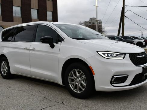 New 2026 Chrysler Pacifica Select image 1