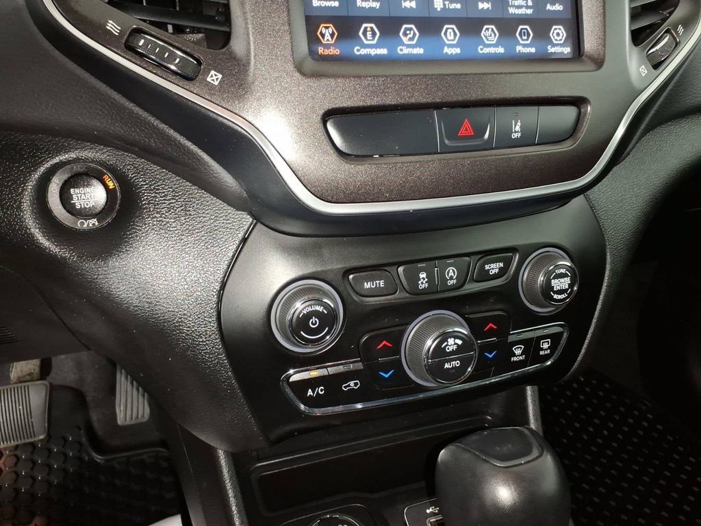 Used 2022 Jeep Cherokee Trailhawk w/ Comfort/Convenience Group AWD/4WD image 23