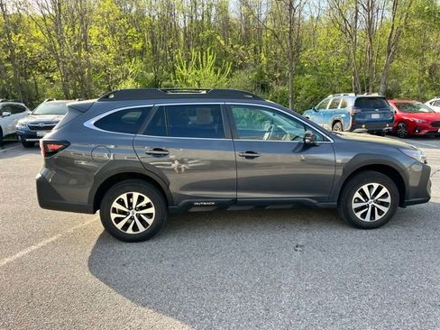 Used 2023 Subaru Outback Premium image 8