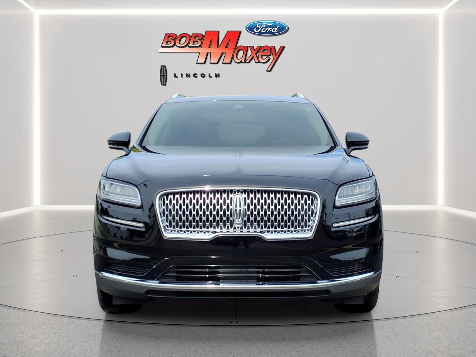 Used 2023 Lincoln Nautilus FWD w/ Premium Package image 2