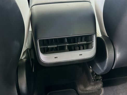 Used 2022 Tesla Model Y Long Range AWD/4WD image 25