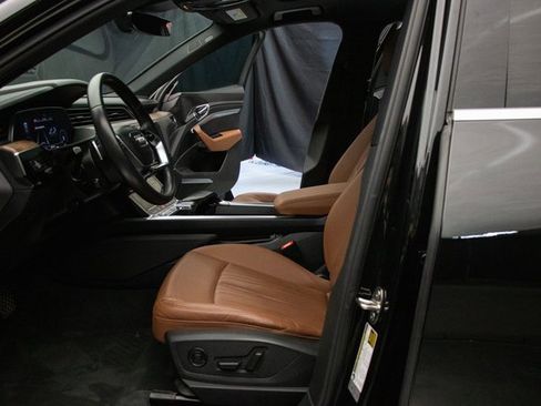 Used 2022 Audi e-tron Premium Plus w/ Premium Plus Package image 28