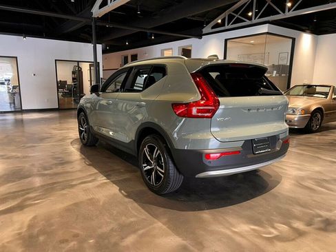 Used 2024 Volvo XC40 B5 Core image 3