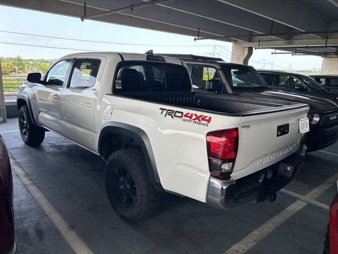 Used 2019 Toyota Tacoma TRD Off-Road AWD/4WD image 2