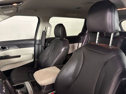 Used 2022 Kia Carnival LX FWD image 17