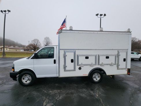 Used 2018 Chevrolet Express 3500 w/ Power Convenience Package image 2